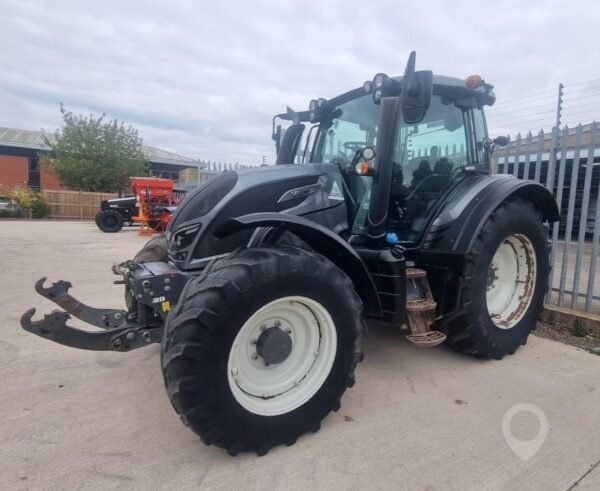 Valtra N134A tractor