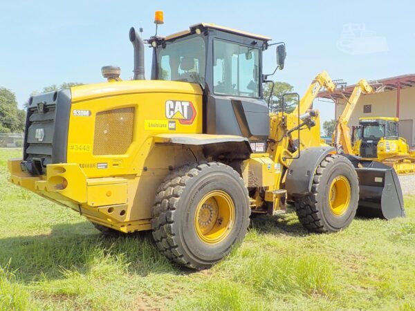 Caterpillar 930M wheel loader side