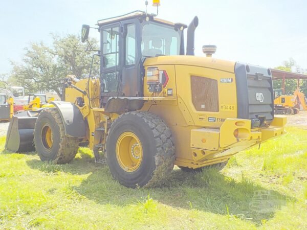 Caterpillar 930M wheel loader side