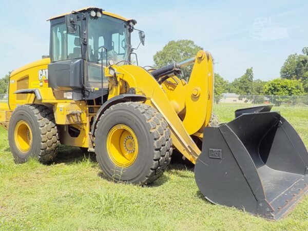 Caterpillar 930M wheel loader side