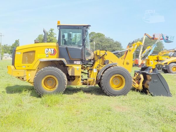 Caterpillar 930M wheel loader side