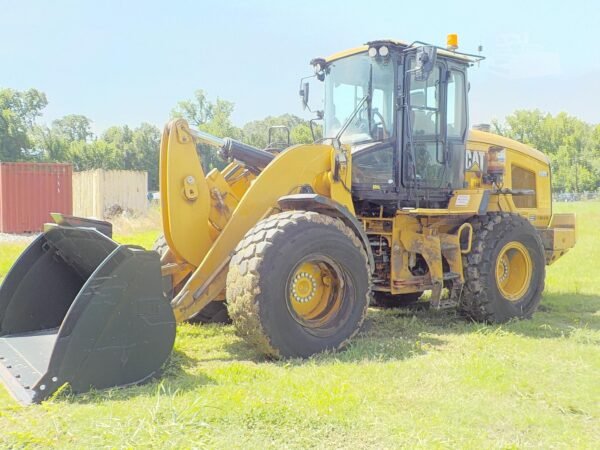 Caterpillar 930M wheel loader side