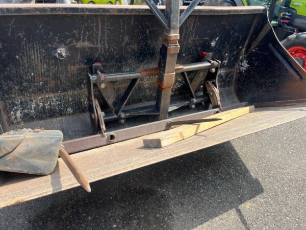 2008 Claas Ares 697 – Powerful 4WD Row-Crop Workhorse