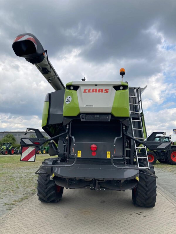 2020 CLAAS Trion 750 – Low-Hour, High-Power Modern Combine
