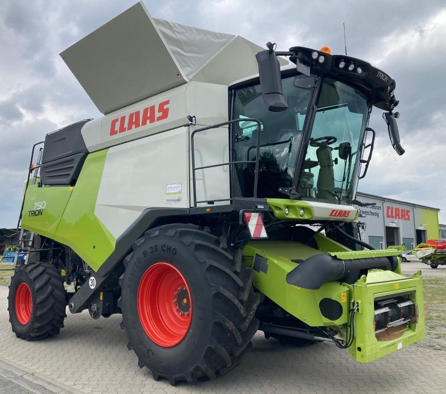 2020 CLAAS Trion 750 – Low-Hour, High-Power Modern Combine
