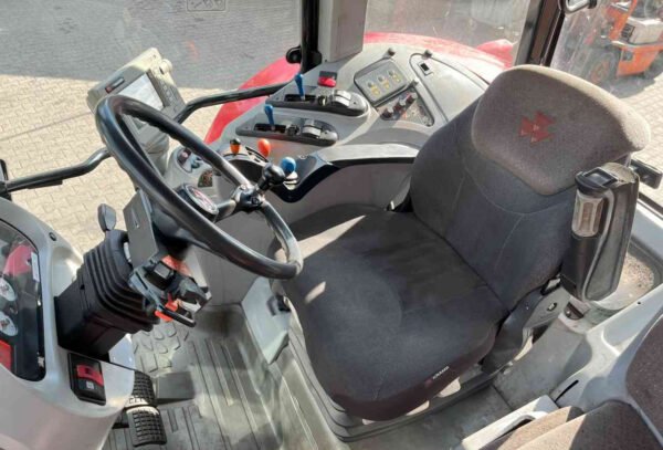 2004 Massey Ferguson 8470 Dyna-VT – Robust 260 HP Tractive Power with Smooth CVT Control