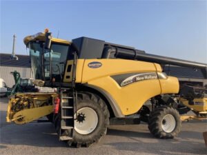 2004 New Holland CR 980 – Twin Rotor® High-Capacity Combine for Demanding Harvests