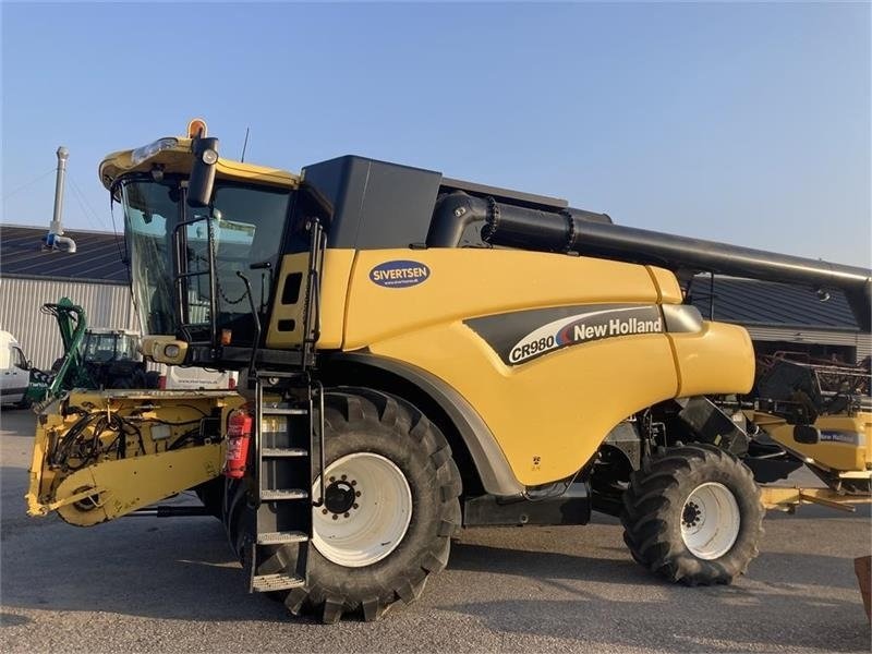 2004 New Holland CR 980 – Twin Rotor® High-Capacity Combine for Demanding Harvests