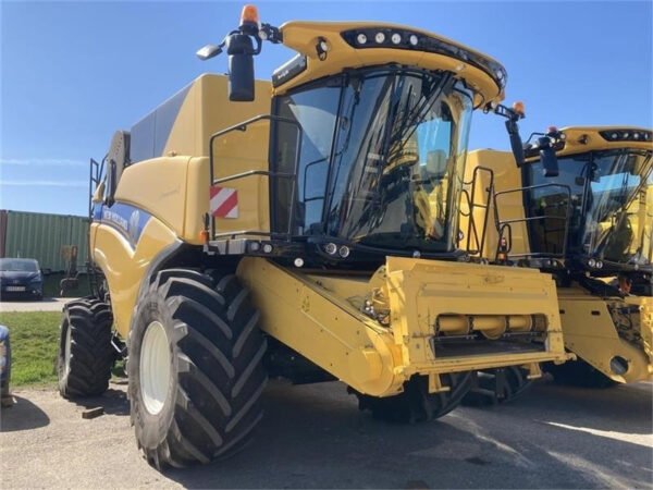 2021 New Holland CX8.70 SLH – Efficient Capable 6-Walker Combine