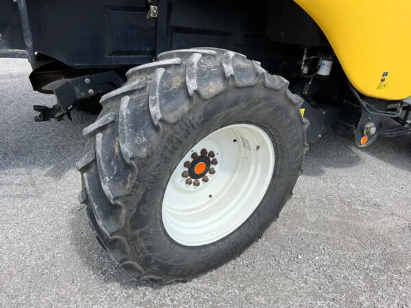 2005 New Holland CX 860 – Balanced Power Efficiency for Serious Harvesting