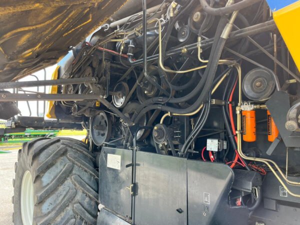 2005 New Holland CX 860 – Balanced Power Efficiency for Serious Harvesting