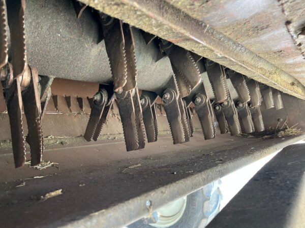 2005 New Holland CX 860 – Balanced Power Efficiency for Serious Harvesting