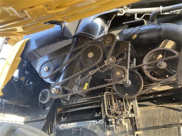 2004 New Holland CR 980 – Twin Rotor® High-Capacity Combine for Demanding Harvests