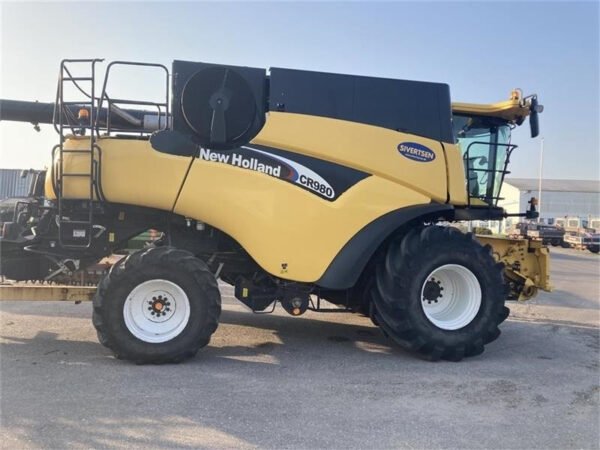 2004 New Holland CR 980 – Twin Rotor® High-Capacity Combine for Demanding Harvests