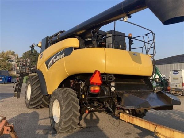 2004 New Holland CR 980 – Twin Rotor® High-Capacity Combine for Demanding Harvests