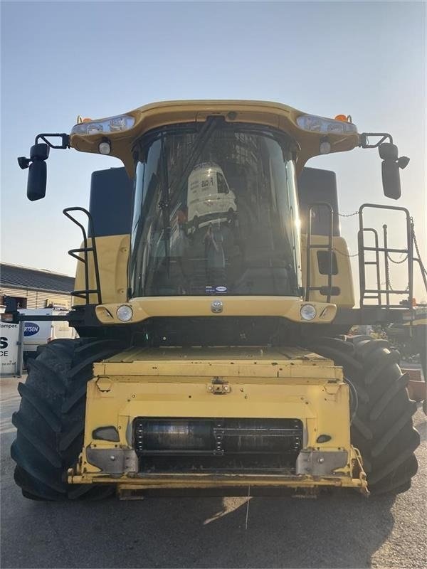 2004 New Holland CR 980 – Twin Rotor® High-Capacity Combine for Demanding Harvests