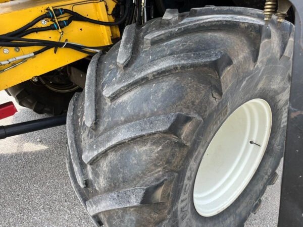 2005 New Holland CX 860 – Balanced Power Efficiency for Serious Harvesting