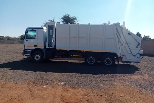 2003 Mercedes-Benz Actros 3331 Garbage Truck – Efficient Waste Collection