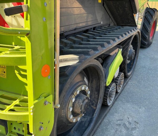 2015 CLAAS LEXION 760 TT – Powerful Terra Trac Combine Built for Stability Performance