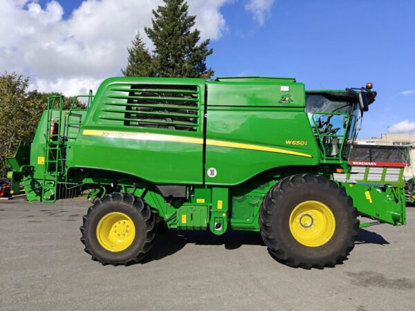 2022 John Deere W650 / W650i – Heavy-Duty Straw Walker Combine for Large Acreage