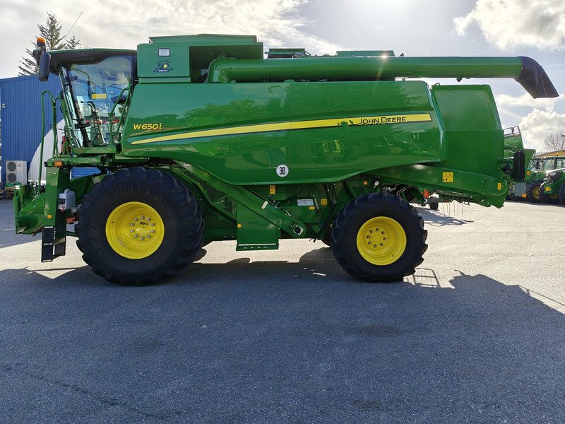 2022 John Deere W650 / W650i – Heavy-Duty Straw Walker Combine for Large Acreage