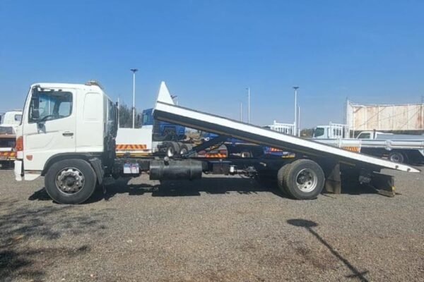 2006 Hino 500 1626 Rollback Truck – Power and Precision in Hauling