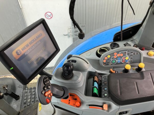 2017 New Holland T7-315 – Powerful, Smooth Precision-Ready