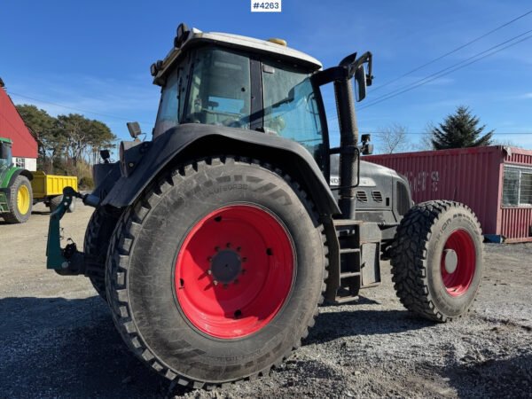 2011 Fendt 820 Vario – Strong 4WD Tractor with Added Plow Plate