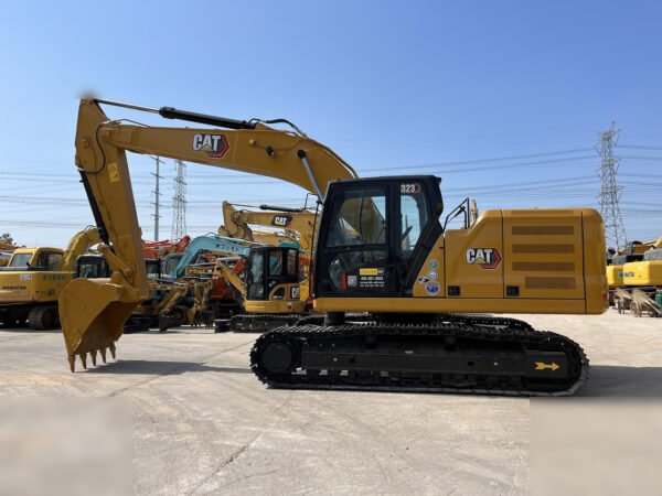 Caterpillar 323 Crawler Excavator – Heavy-Duty Construction Machine 2022