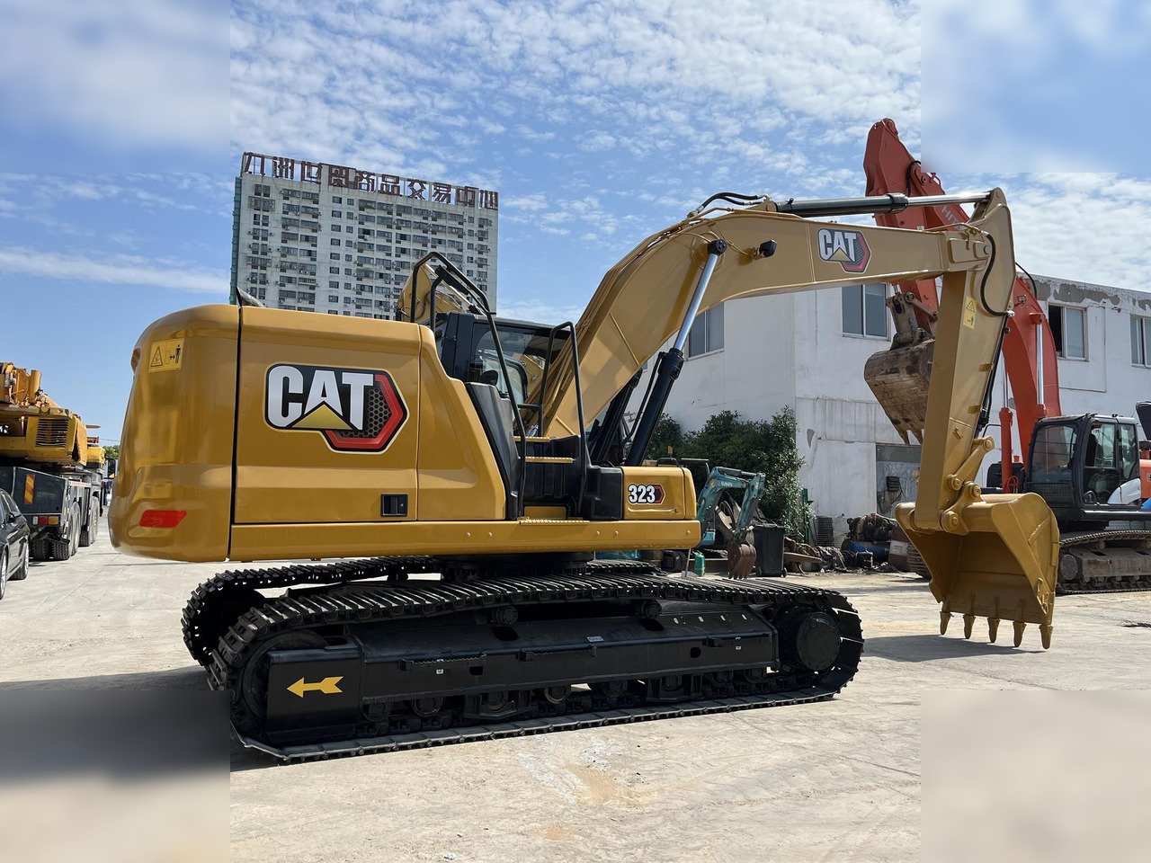 Caterpillar 323 Crawler Excavator – Heavy-Duty Construction Machine 2022