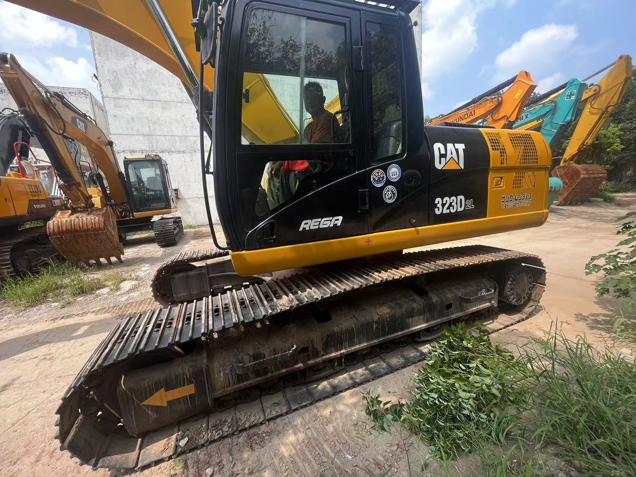 Caterpillar 323D Crawler Excavator – Heavy-Duty Earthmoving Machine 2020