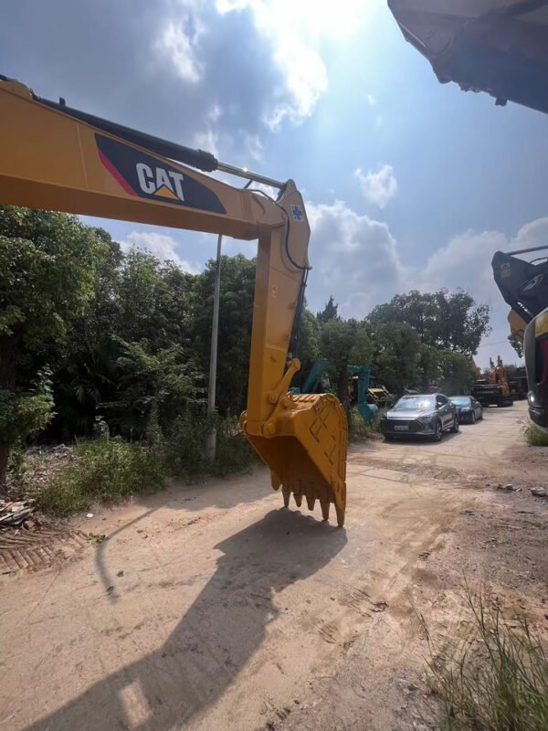 Caterpillar 323D Crawler Excavator – Heavy-Duty Earthmoving Machine 2020