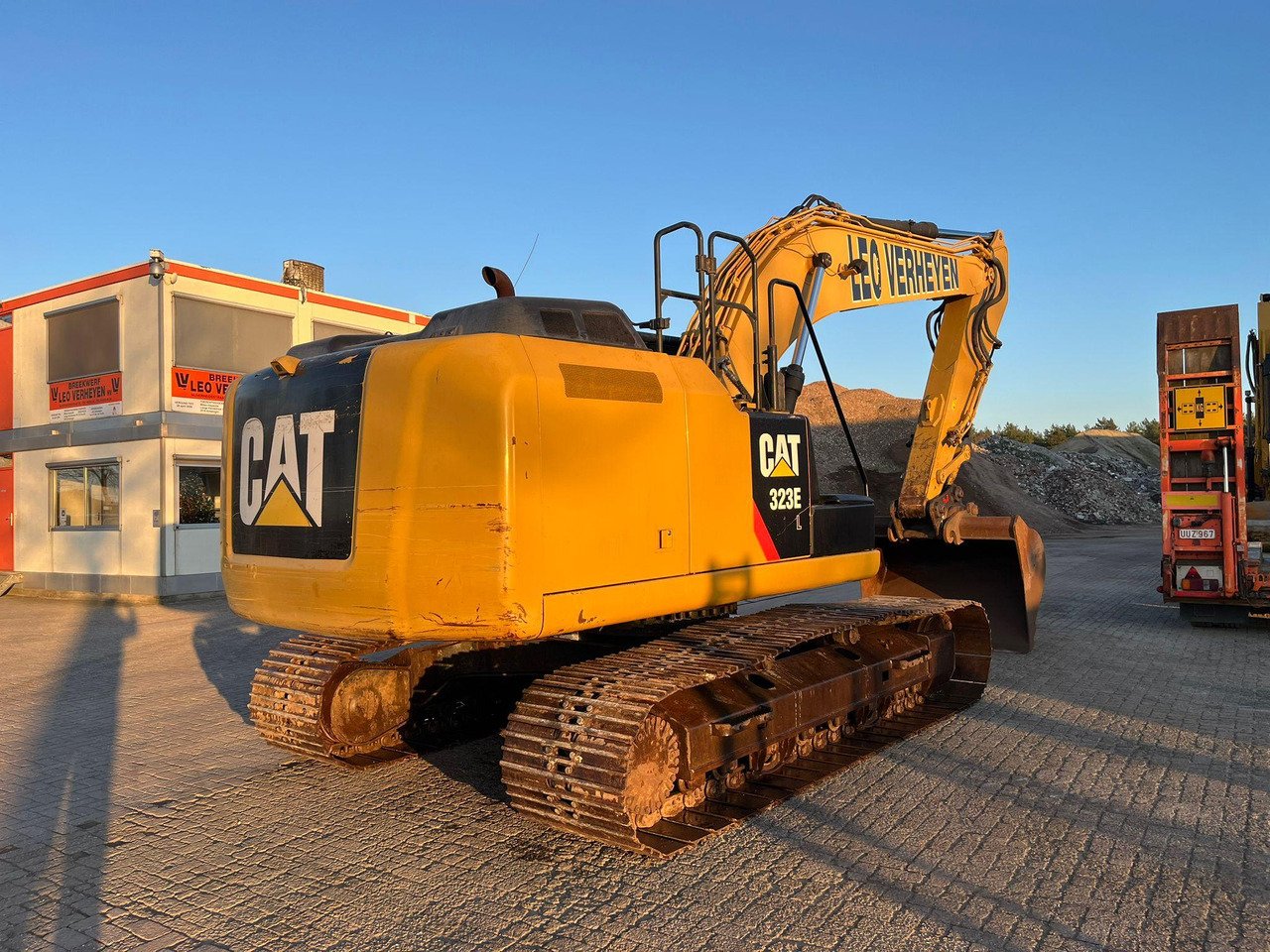 Caterpillar 323EL Crawler Excavator – Robust Heavy-Duty Earthmoving Machine