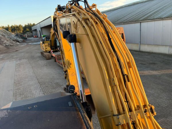 Caterpillar 323EL Crawler Excavator – Robust Heavy-Duty Earthmoving Machine