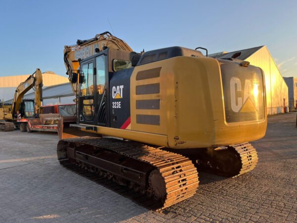 Caterpillar 323EL Crawler Excavator – Robust Heavy-Duty Earthmoving Machine
