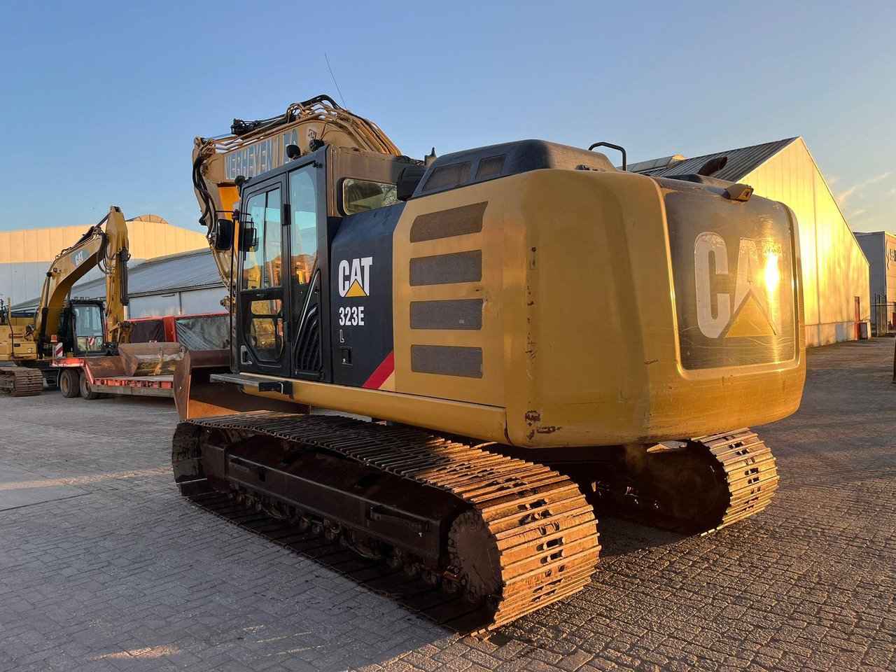 Caterpillar 323EL Crawler Excavator – Robust Heavy-Duty Earthmoving Machine
