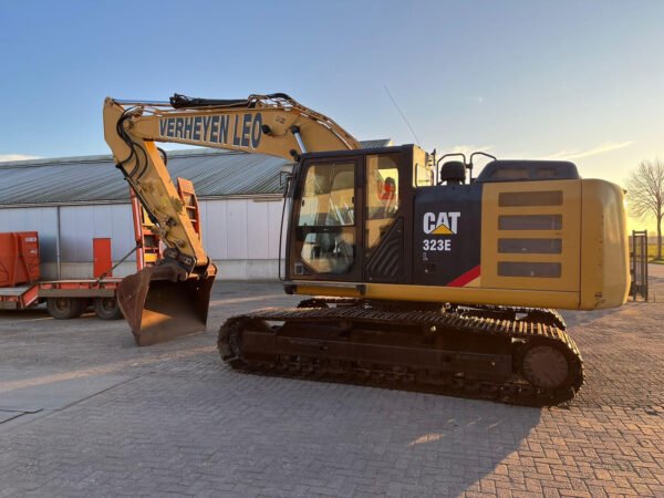 Caterpillar 323EL Crawler Excavator – Robust Heavy-Duty Earthmoving Machine