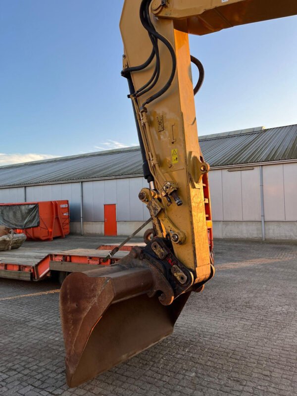 Caterpillar 323EL Crawler Excavator – Robust Heavy-Duty Earthmoving Machine