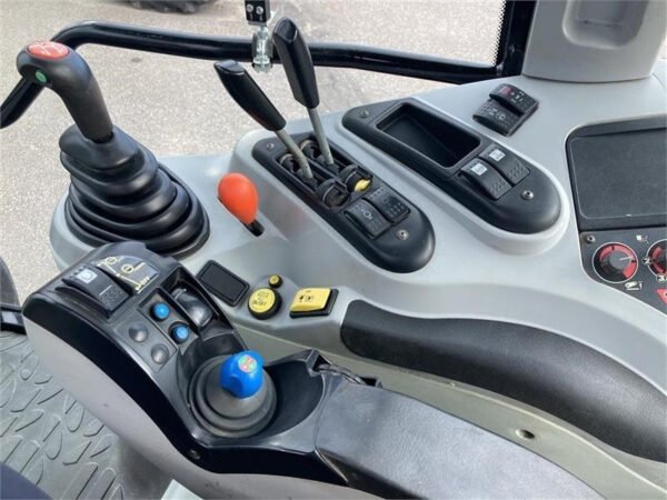 2004 Massey Ferguson 6480 Dyna 4 – 4WD Farm Tractor