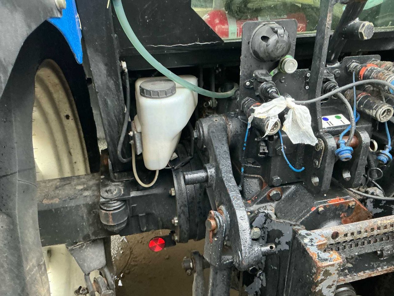 New Holland TL90A Four-Wheel Drive Farm Tractor – 90 HP Utility Tractor 2001