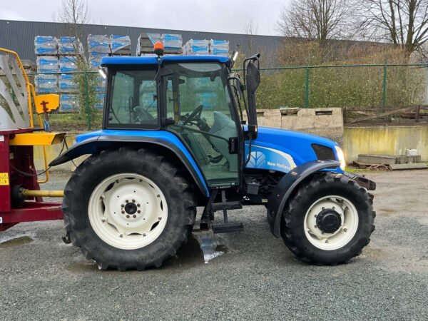 New Holland TL90A Four-Wheel Drive Farm Tractor – 90 HP Utility Tractor 2001 New Holland TL90A Four-Wheel Drive Farm Tractor – 90 HP Utility Tractor 2001