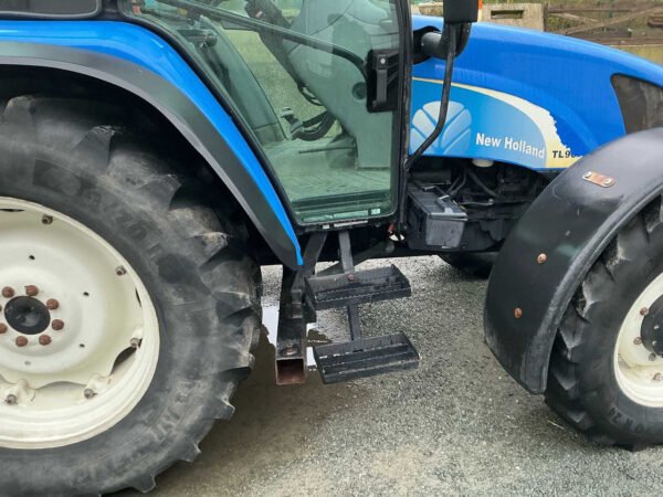 New Holland TL90A Four-Wheel Drive Farm Tractor – 90 HP Utility Tractor 2001 New Holland TL90A Four-Wheel Drive Farm Tractor – 90 HP Utility Tractor 2001