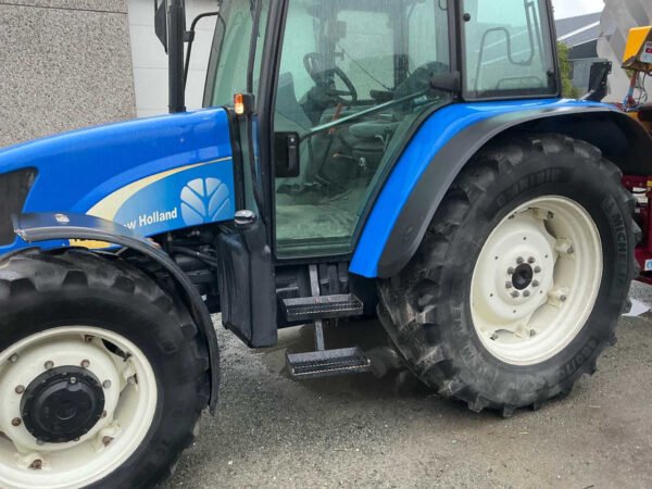 New Holland TL90A Four-Wheel Drive Farm Tractor – 90 HP Utility Tractor 2001 New Holland TL90A Four-Wheel Drive Farm Tractor – 90 HP Utility Tractor 2001