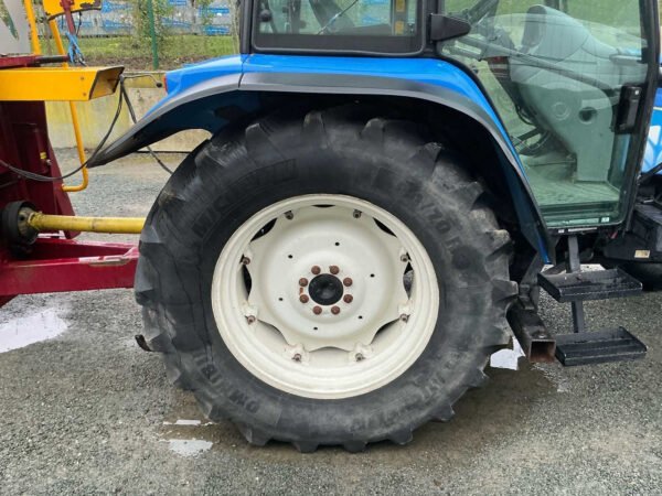 New Holland TL90A Four-Wheel Drive Farm Tractor – 90 HP Utility Tractor 2001 New Holland TL90A Four-Wheel Drive Farm Tractor – 90 HP Utility Tractor 2001