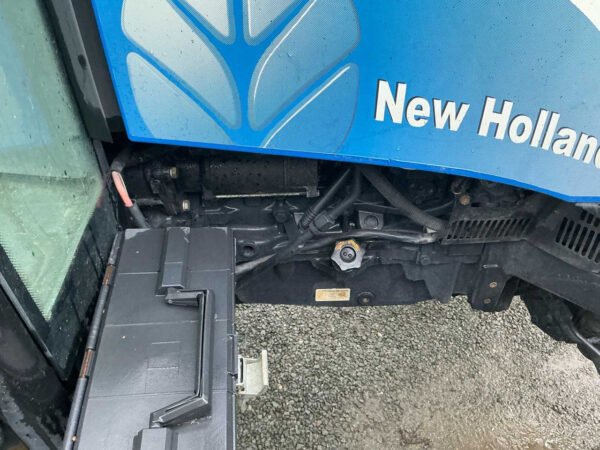 New Holland TL90A Four-Wheel Drive Farm Tractor – 90 HP Utility Tractor 2001 New Holland TL90A Four-Wheel Drive Farm Tractor – 90 HP Utility Tractor 2001