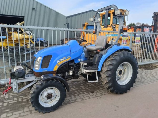New Holland Boomer 3045 Compact Tractor – 45 HP Utility Farm Tractor 2009
