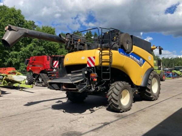 New Holland CR9090 Combine Harvester – High-Capacity Twin Rotor Grain Harvester 2013 New Holland CR9090 Combine Harvester – High-Capacity Twin Rotor Grain Harvester 2013