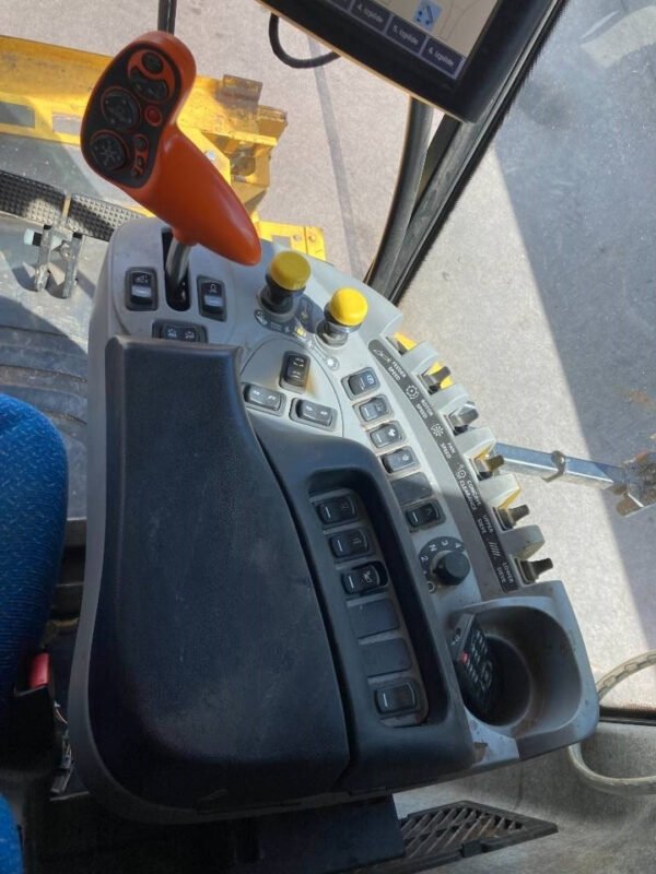 New Holland CR9090 Combine Harvester – High-Capacity Twin Rotor Grain Harvester 2013 New Holland CR9090 Combine Harvester – High-Capacity Twin Rotor Grain Harvester 2013