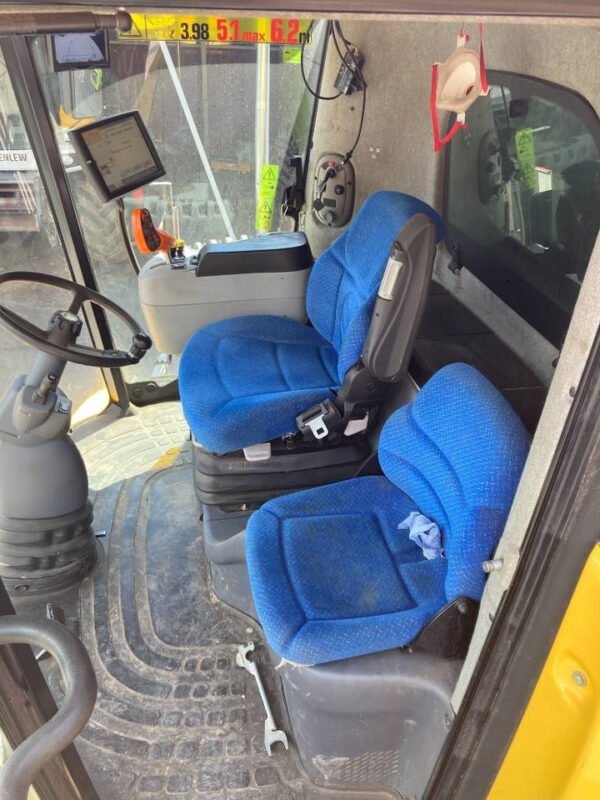 New Holland CR9090 Combine Harvester – High-Capacity Twin Rotor Grain Harvester 2013 New Holland CR9090 Combine Harvester – High-Capacity Twin Rotor Grain Harvester 2013