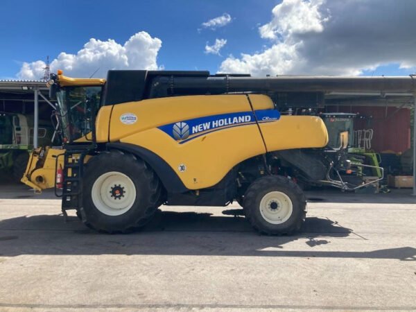 New Holland CR9090 Combine Harvester – High-Capacity Twin Rotor Grain Harvester 2013 New Holland CR9090 Combine Harvester – High-Capacity Twin Rotor Grain Harvester 2013